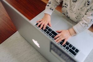 スマホ時代の子どもたちへ。パソコンに触れる習慣、学校だけで足りていますか？